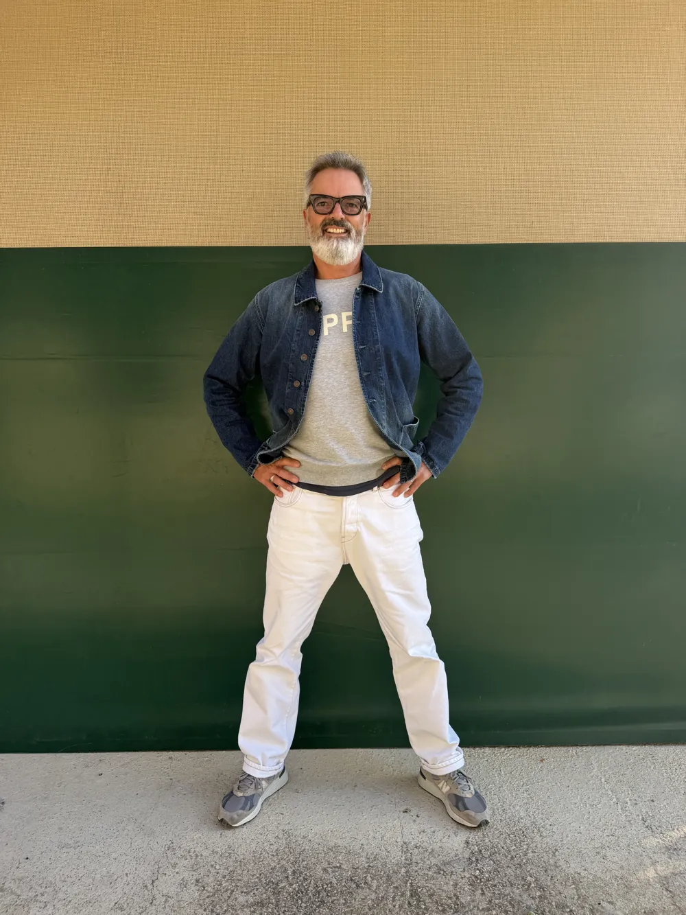 Dirk Wittmann in Jeansjacke und heller Hose